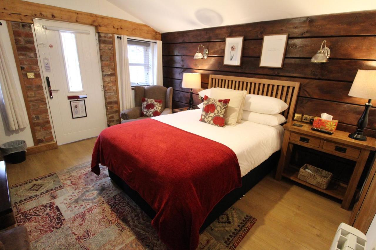 Boutique Garden Lodge @ The Larches วุลฟ์เวอร์แฮมป์ตัน ภายนอก รูปภาพ